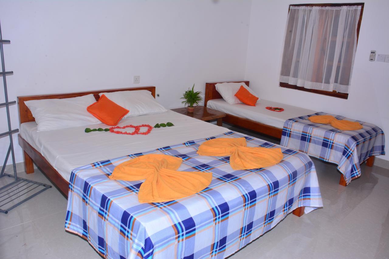 Pleasant Park Holiday Inn Тринкомали Экстерьер фото